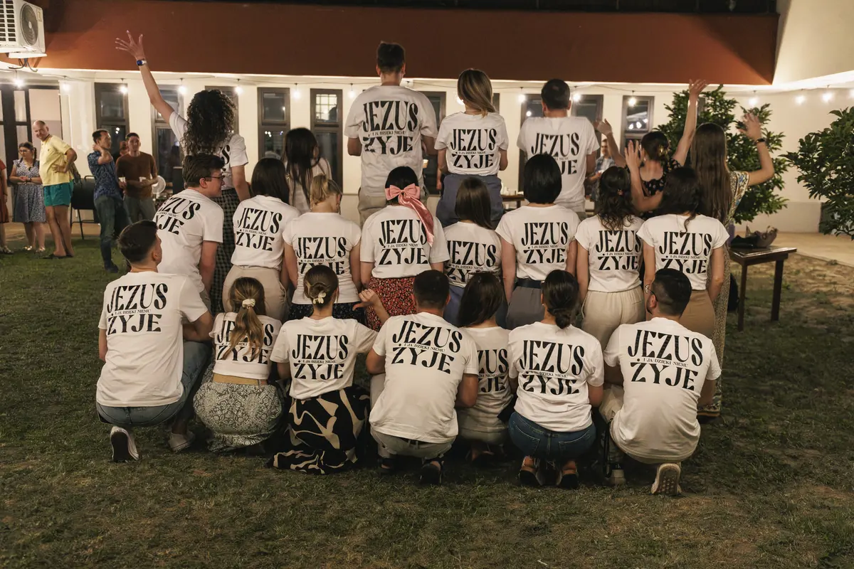 Grupa w koszulkach „Jezus żyje”